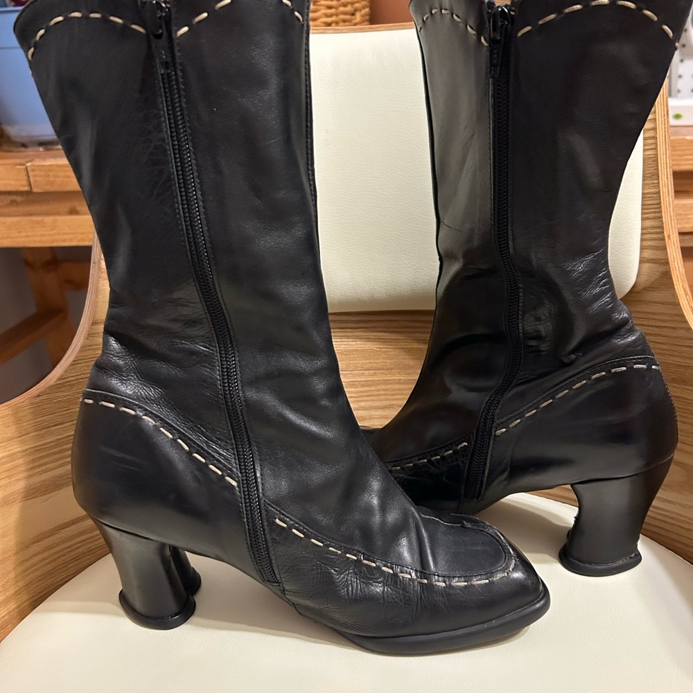 JOHN FLUEVOG HI CHOICE: HOPE 8.5 BLACK HEART HEEL PUMP ZIP BOOTS